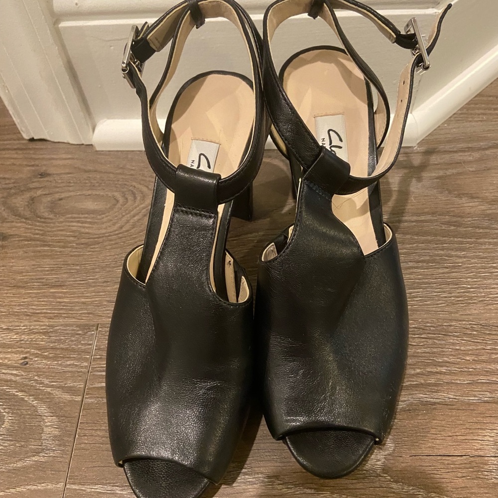 Black Clark’s sandals 6.5